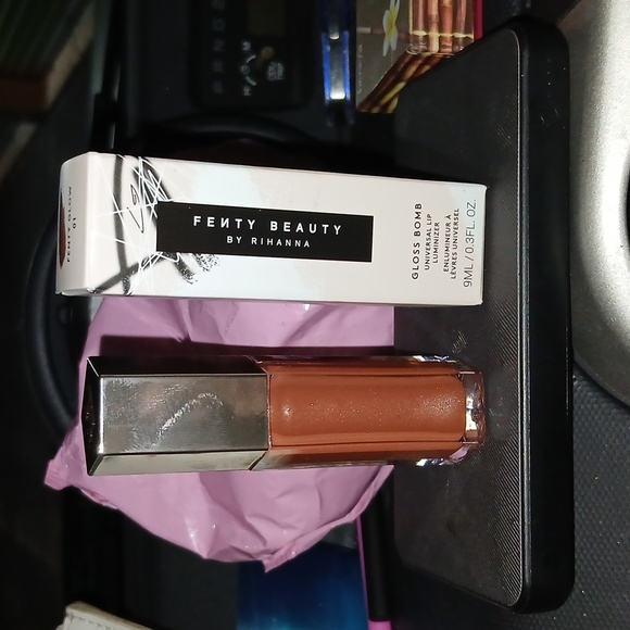 3/$30 NIB Fenty Beauty Gloss Bomb Universal LipLuminizer- Fenty Glow - Picture 2 of 5